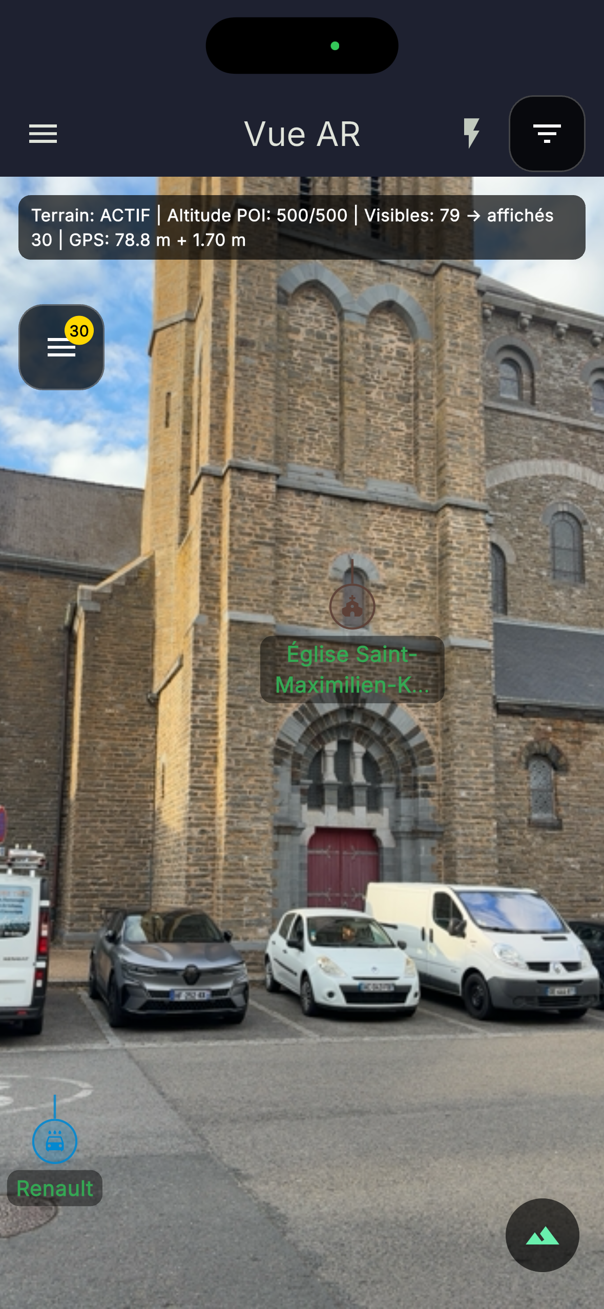 Une église en pierre nommée Église Saint-Maximilien-K, avec le flag de réalité augmenté de l'application positionné sur l'église.