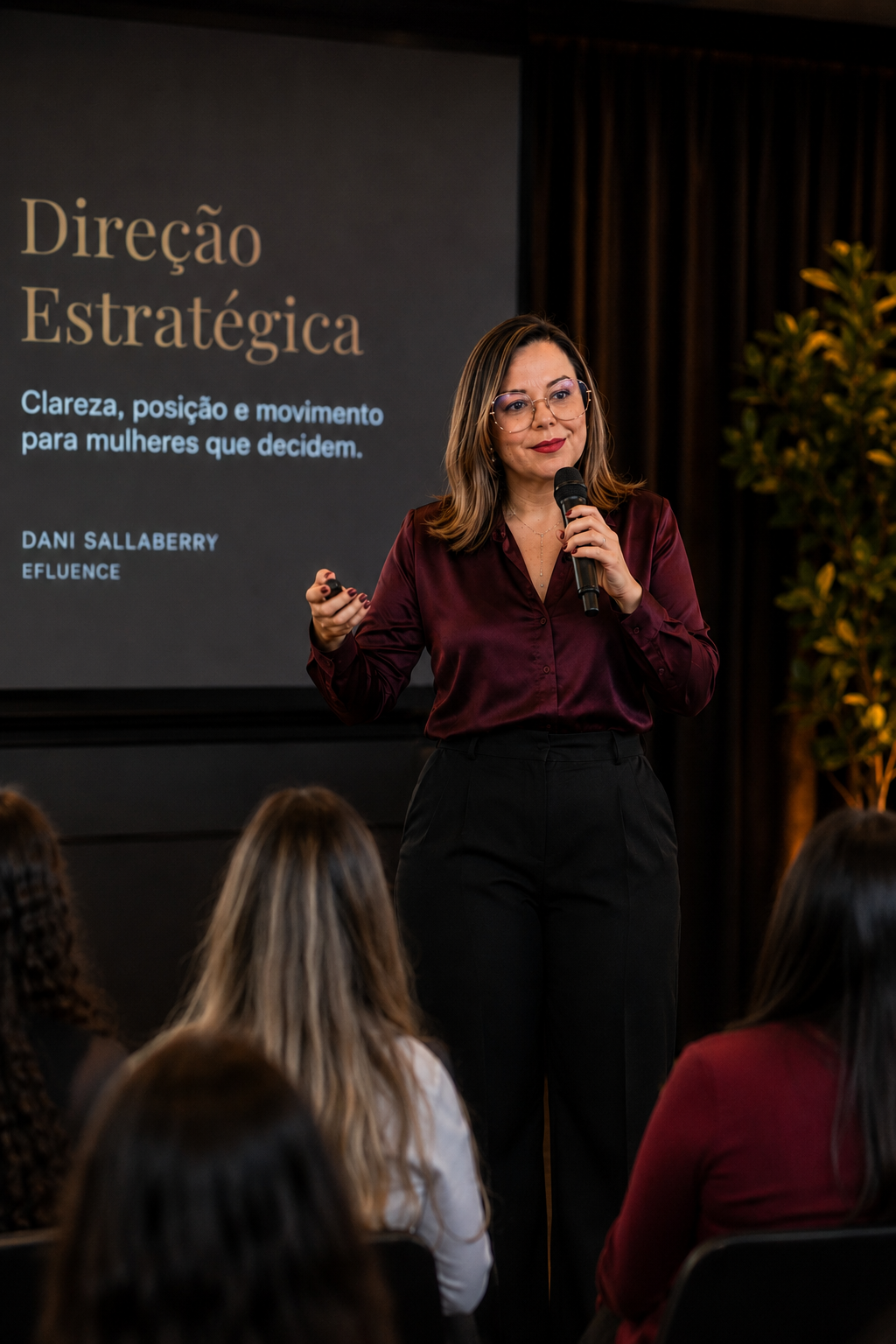 Dani Sallaberry apresentando Direção Estratégica em evento para mulheres.