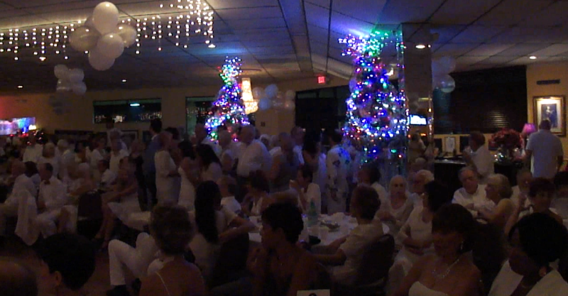 record-crowd-at-white-party-4.png