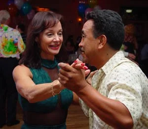 a-sunday-dance-at-goldcoast-gc061502_10lg.jpg