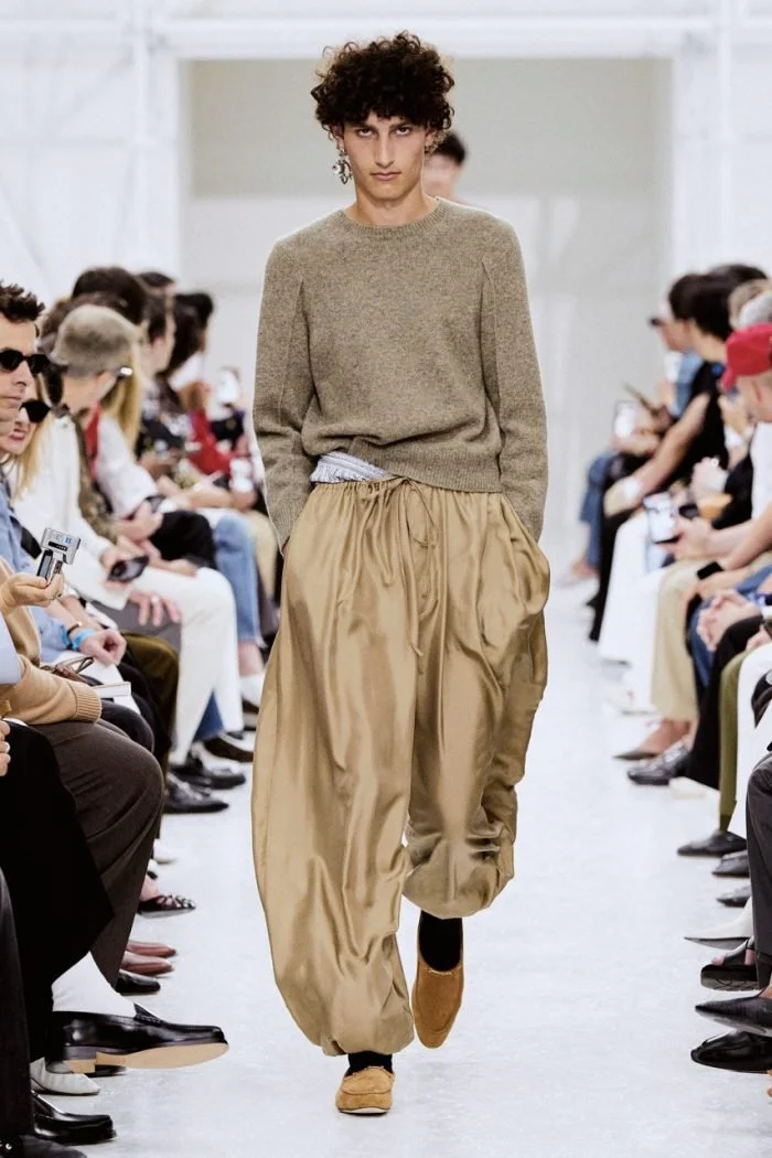 CELINE_S27_LOOK_17-Grande-rqf3tcmlsgy6fqt4qf7ltb31f9ejnvheezrvswhn9g-2.jpeg