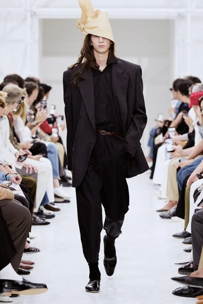 CELINE_S27_LOOK_19-Grande-rqf3tgdyjt3bq6no4gu43a4vssw0inwbridtq0c2kk.jpeg