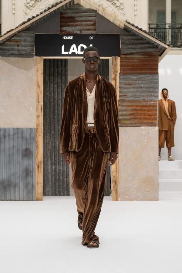 LAD-SS27-Look-20-Grande-rqiho2l1sx9kgi18a9nr9v0o901w1o838xstlyawiw.jpeg