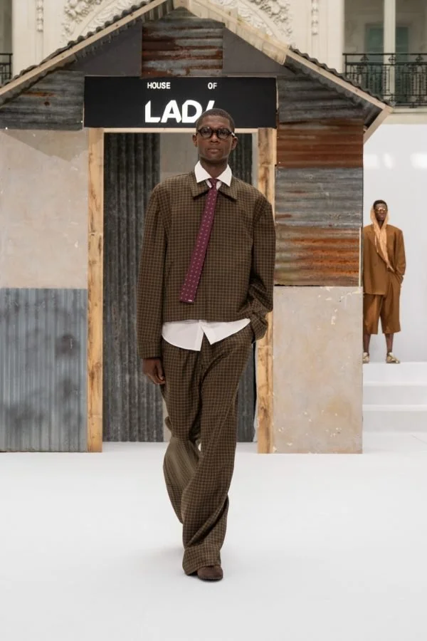 LAD-SS27-Look-21-Grande-rqiho6cek9epqxvroba9ju2imjjcwgn0lgerj25bu0.jpeg