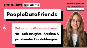 Grafik für einen Newsletter von PeopleDataFriends mit einem Porträt einer Frau mit Brille und langen Haaren, schwarzer Brille, im Büro, und Text über HR-Tech-Insights und praxisnahe Empfehlungen, pinker Hintergrund.