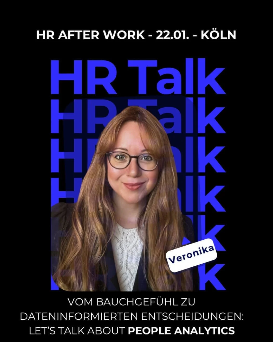 Ein Poster mit dem Titel "HR After Work - 22.01. - Köln" und einem Portrait einer Frau mit Brille und braunen Haaren, namens Veronika, die lachend in die Kamera schaut. Der Hintergrund ist schwarz mit blauer wiederholter Schrift "HR Talk".