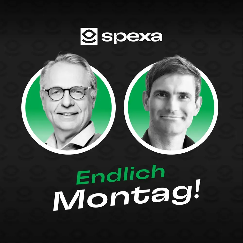 Ein Werbeplakat mit den Fotos zweier Männer, das Logo von spexa und die Worte "Endlich Montag!" auf Deutsch.