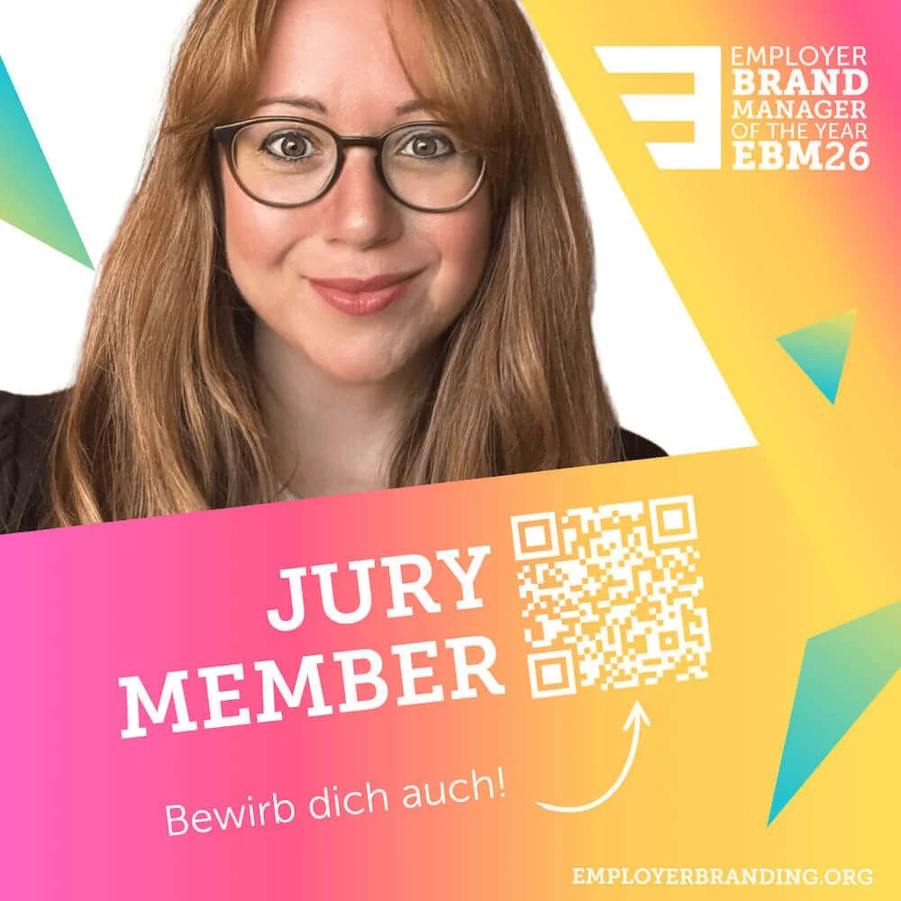Porträt einer Frau mit Brille vor buntem Hintergrund, der Text "Jury Member", ein QR-Code und Hinweise auf eine Bewerbung. Oben rechts das Logo mit den Worten "Employer Brand Manager of the Year 2026".