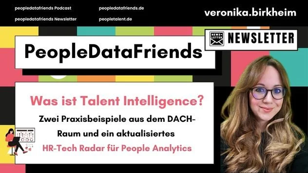 Grafik des Newsletters der PeopleDataFriends mit einem Foto einer Frau mit Brille auf der rechten Seite, bunte farbige Streifen im Hintergrund, Titel und Beschreibung des Newsletters in deutscher Sprache.