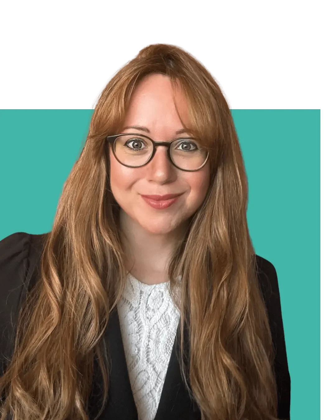 Porträt einer Frau mit langen, roten Haaren, schwarzen Brillen, schwarzen Jacke und weißem Spitzen-Hemd vor einem hellblauen Hintergrund.