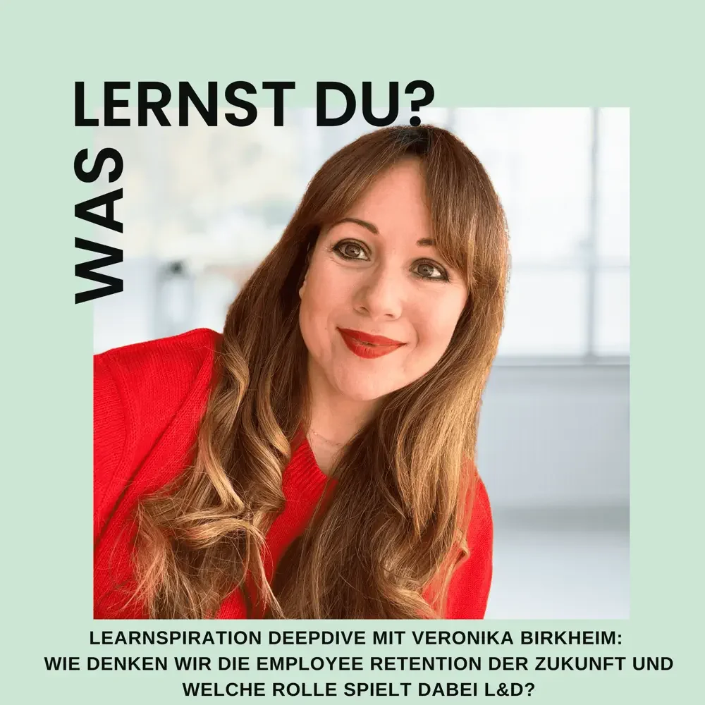 Ein Porträt einer Frau mit langen braunen Haaren, die eine rote Jacke trägt, vor einem hellen Hintergrund. Oben links steht der Text "WAS LERNST DU?", darüber befindet sich der Satz "LERNST DU?" auf senkrecht gestelltem Schriftzug. Am unteren Rand steht der Text: "LEARNSPIRATION DEEPDIVE MIT VERONIKA BIRKHEIM: WIE DENKEN WIR DIE EMPLOYEE RETENTION DER ZUKUNFT UND WELCHE ROLLE SPIELT DABEI L&D?"