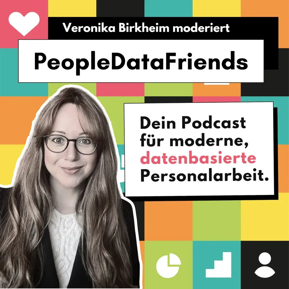 Podcast-Cover mit einem Porträt einer Frau mit langen Haaren und Brille, bunte quadratische Hintergrundmuster, Text auf Deutsch über moderner datenbasierter Personalarbeit.
