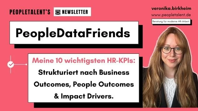 Grafik mit Foto einer Frau mit langem, lockigem Haar und Brille, Texten zu HR-KPIs, Website-Adresse und Slogan auf pinkem Hintergrund.