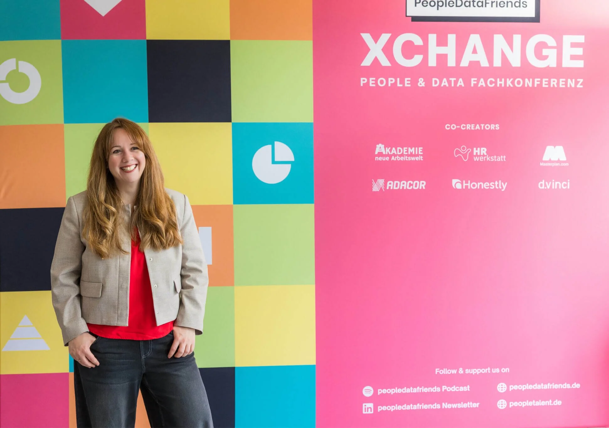 Eine lachende Frau mit langen, rot-blonden Haaren steht vor einem bunt gemixten Hintergrund mit geometrischen Mustern und Text. Rechts sind Logos und Hinweise für eine Konferenz, darunter 'XCHANGE People & Data Fachkonferenz'.