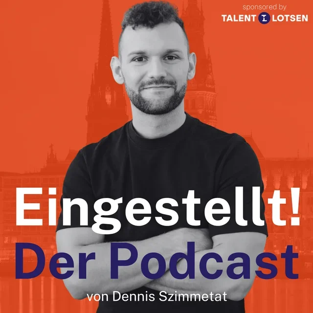 Schwarz-weißer Porträt eines Mannes mit kurzem Haar und Bart, türkisfarbenem T-Shirt, vor orangefarbem Hintergrund mit Schriftzug 'Eingestellt! Der Podcast'.