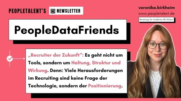 Grafik für den Newsletter von PeopleTalent mit dem Titel 'PeopleDataFriends' und einem Foto von Veronika Birkheim, die für moderne HR-Arbeit berät. Der Text betont, dass es im Recruiting um Haltung, Struktur und Wirkung geht, nicht nur um Tools.