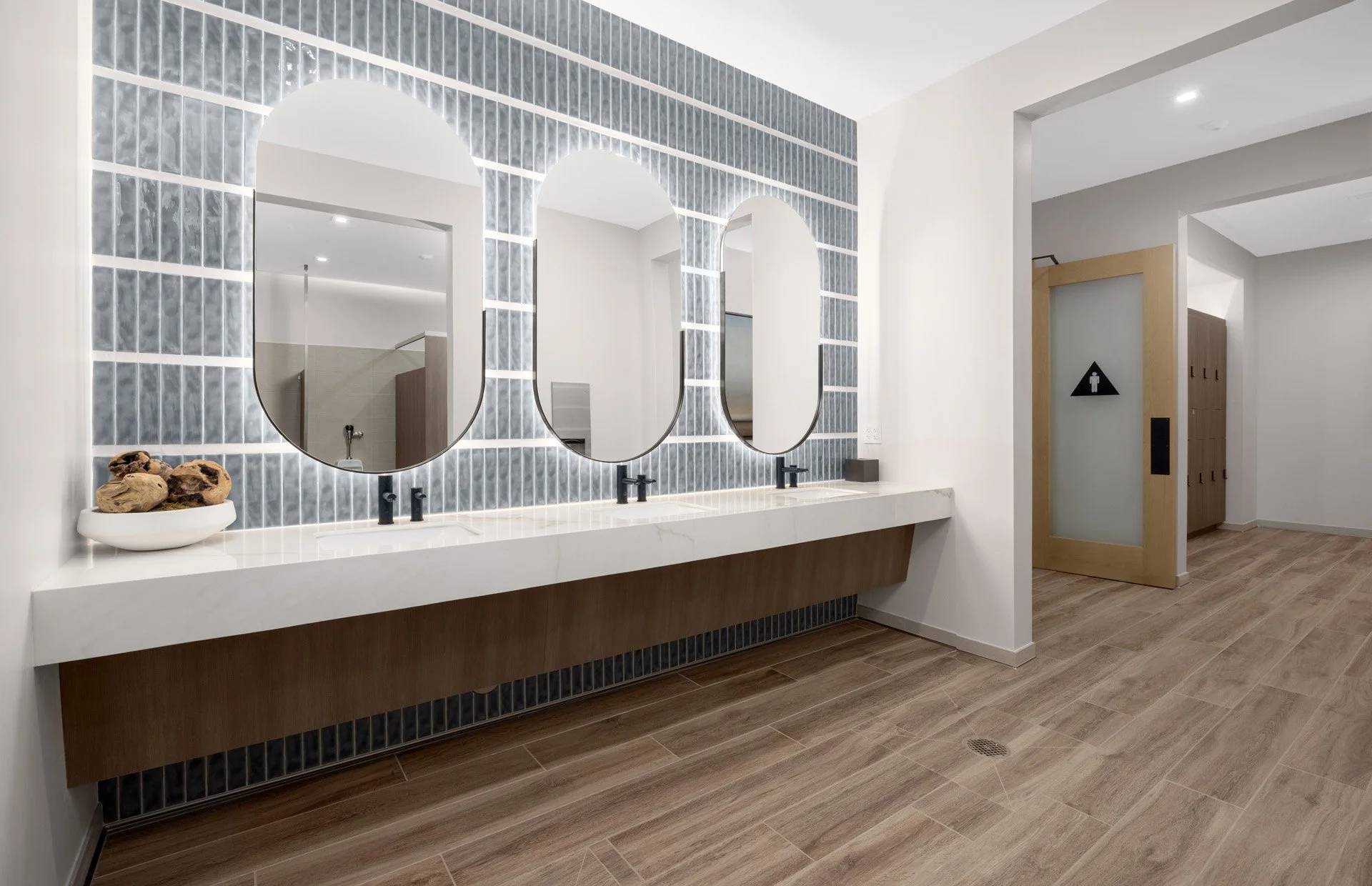 Pulte_DelWebbAtRiverIslandAmenity_Clubhouse-MensLockerRoom2_5620a-1920x1240.jpg