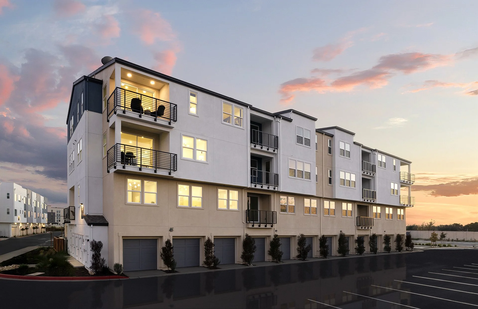 Pulte_RiseAtTheDistrict_RearExteriorSunset_4968d-1920x1240 (1).jpg