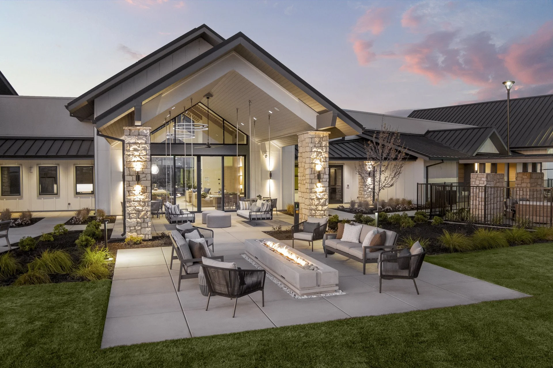 20-Pulte_DelWebbatRiverIsland-AmenityCenterExteriors_0488_1d.jpg