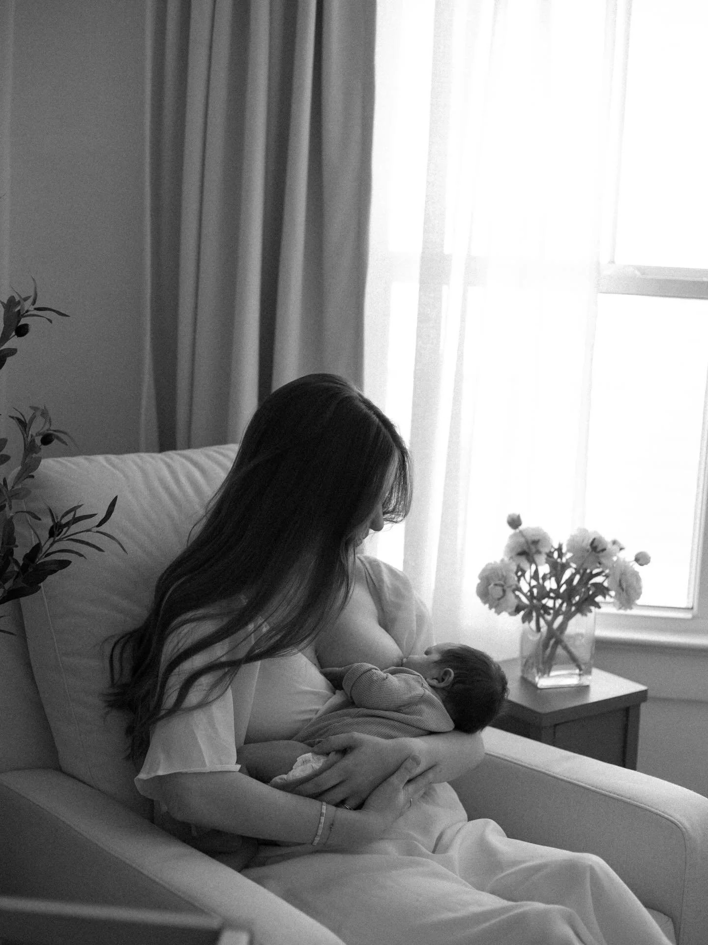Always say YES to a breastfeeding session! There is simply nothing more magical than documenting these intimate moments with your little one 🩷

#indianapolisphotographer #indyphotographer #indianapolisnewbornphotographer #indianapolisbirthphotograph