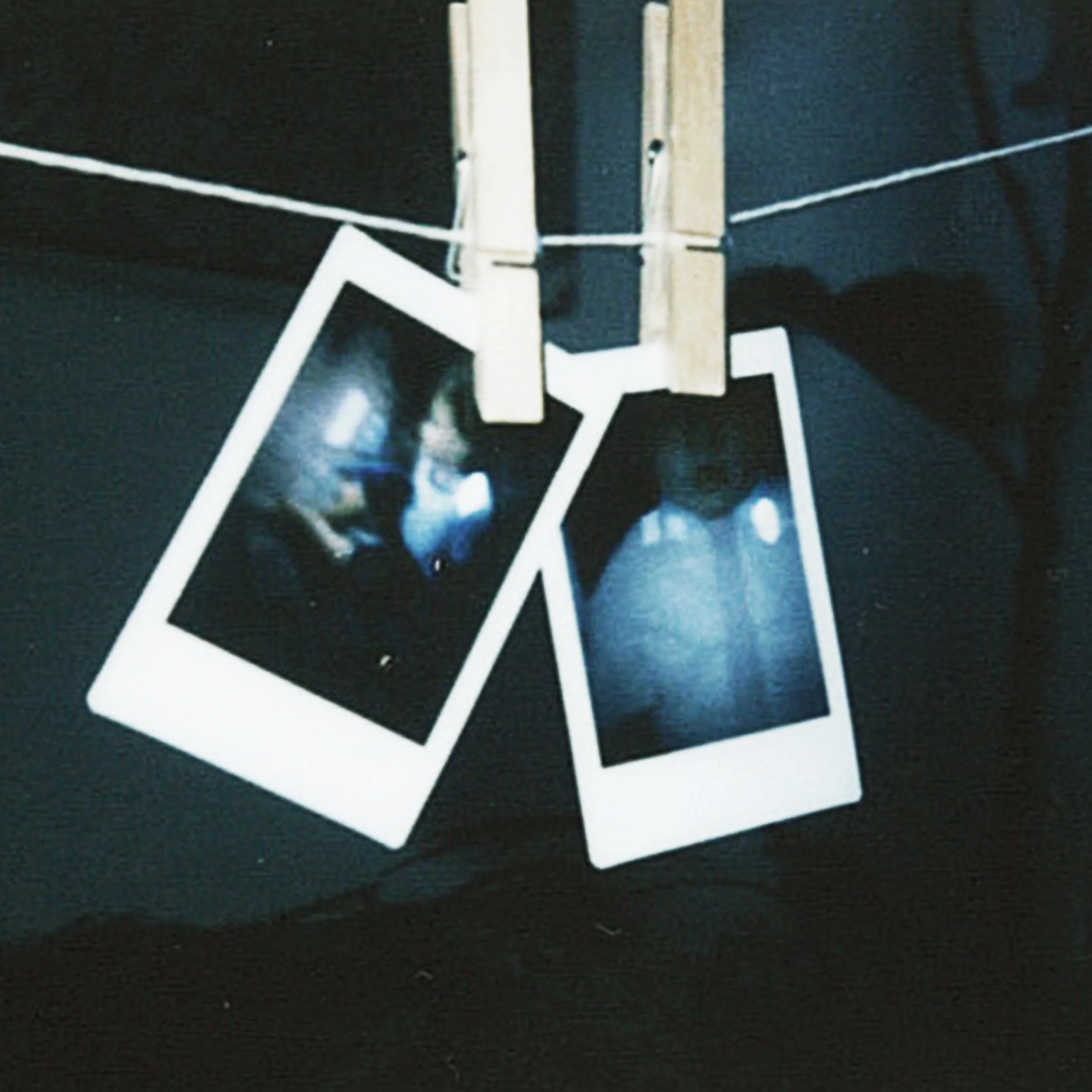 Pochette de Chambre noire, nouveau single en collaboration avec Kourage. Photos polaroid de nous, enfants.