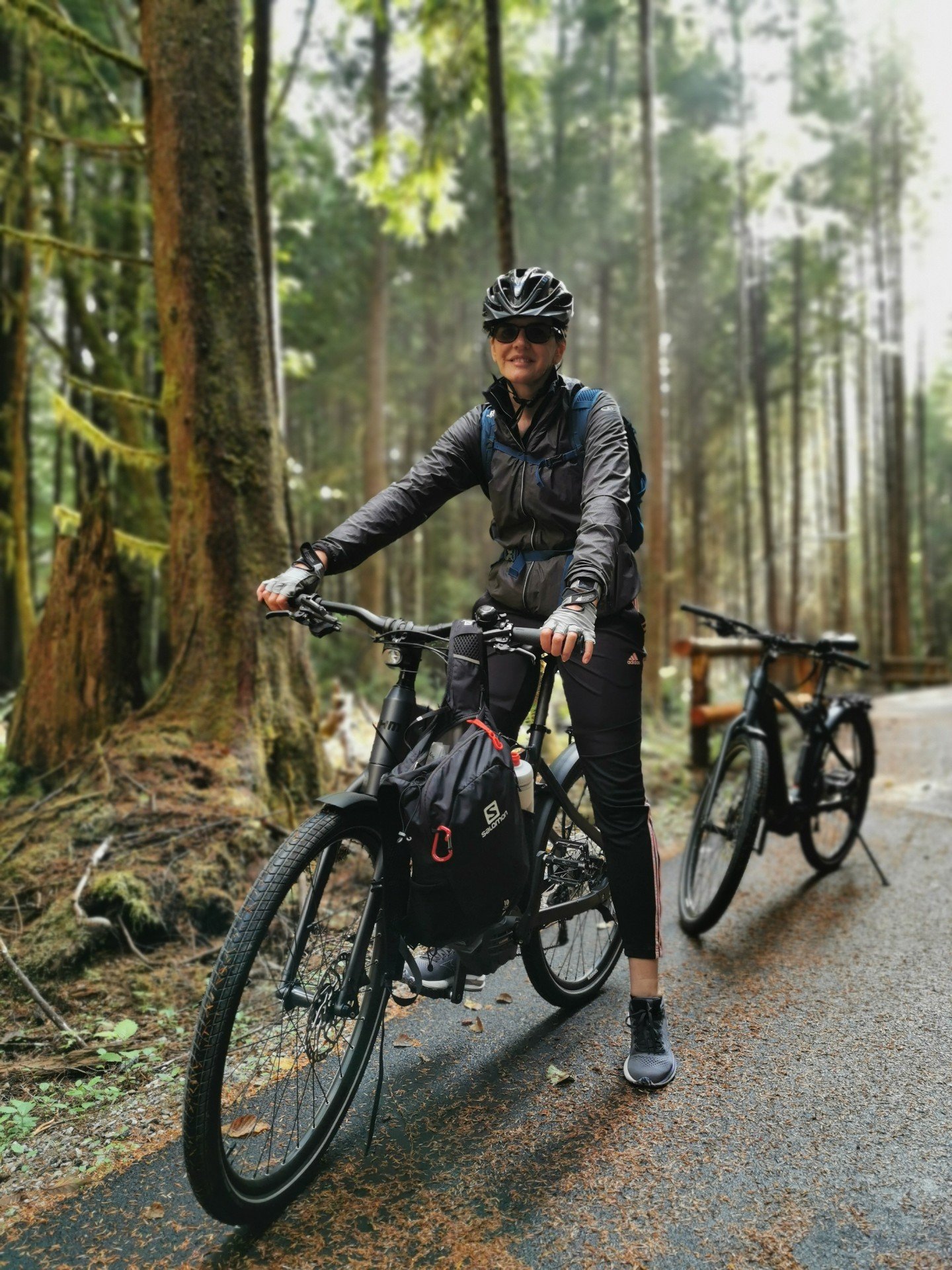 Yvette Ravai outdoors with your mountain bike on a forest trail.