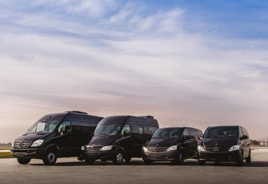 Cuatro vehículos de transporte tipo van y minivan disponibles para servicio de transfer.