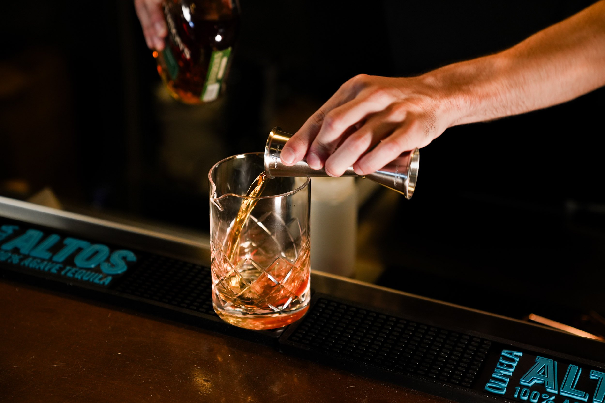 Alibi bar mixing photo