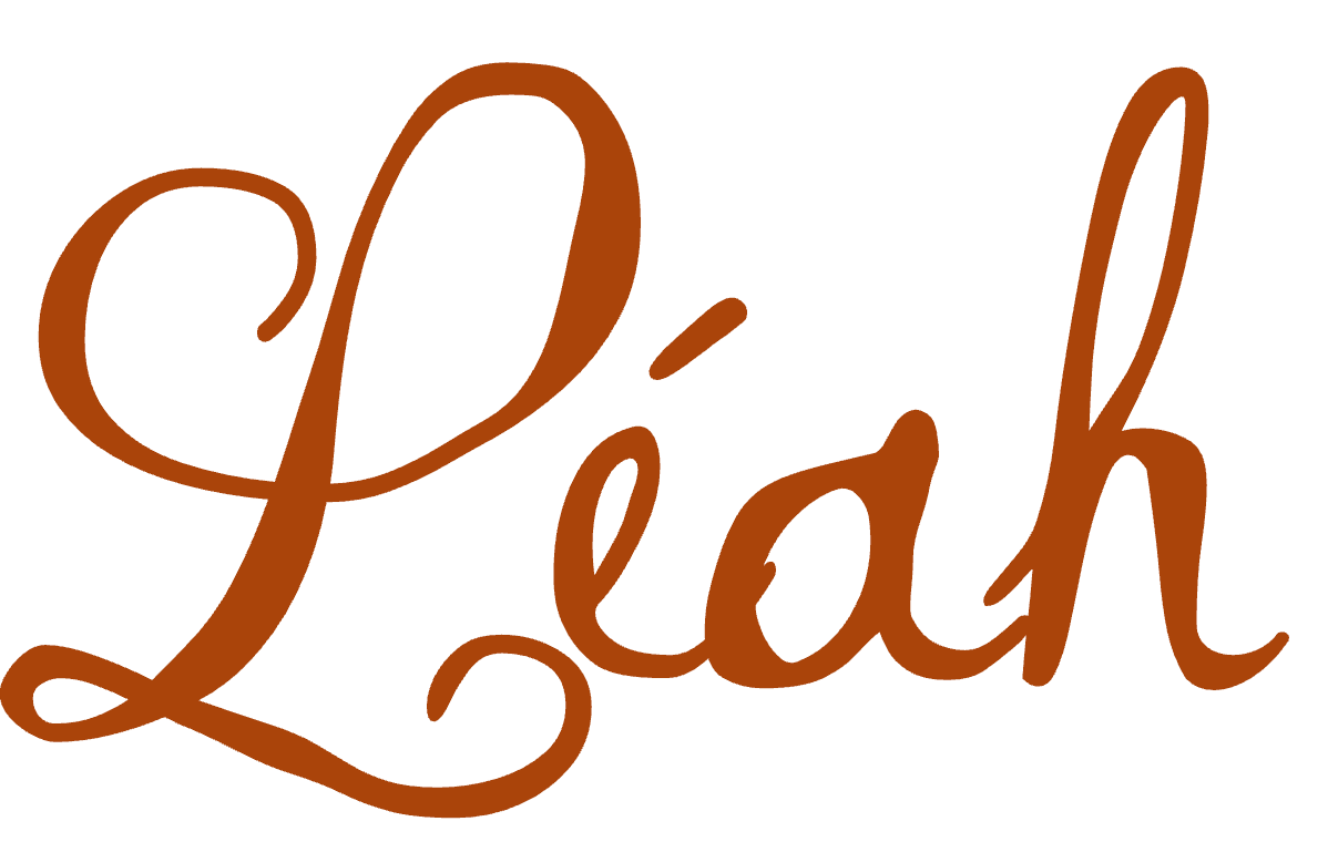 Brown cursive text saying "Léah" on a transparent background.