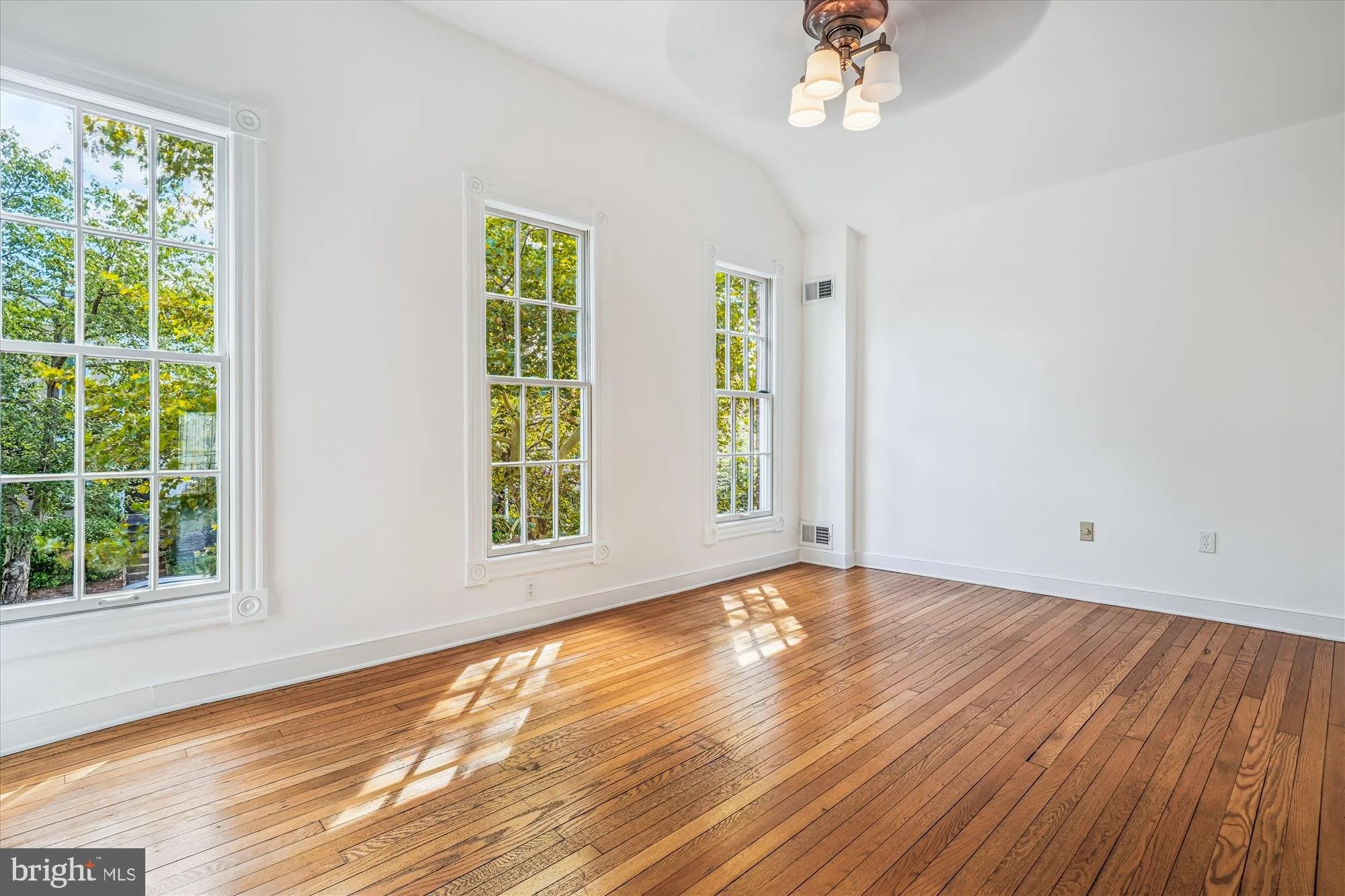23-533-6th-st-se.jpg