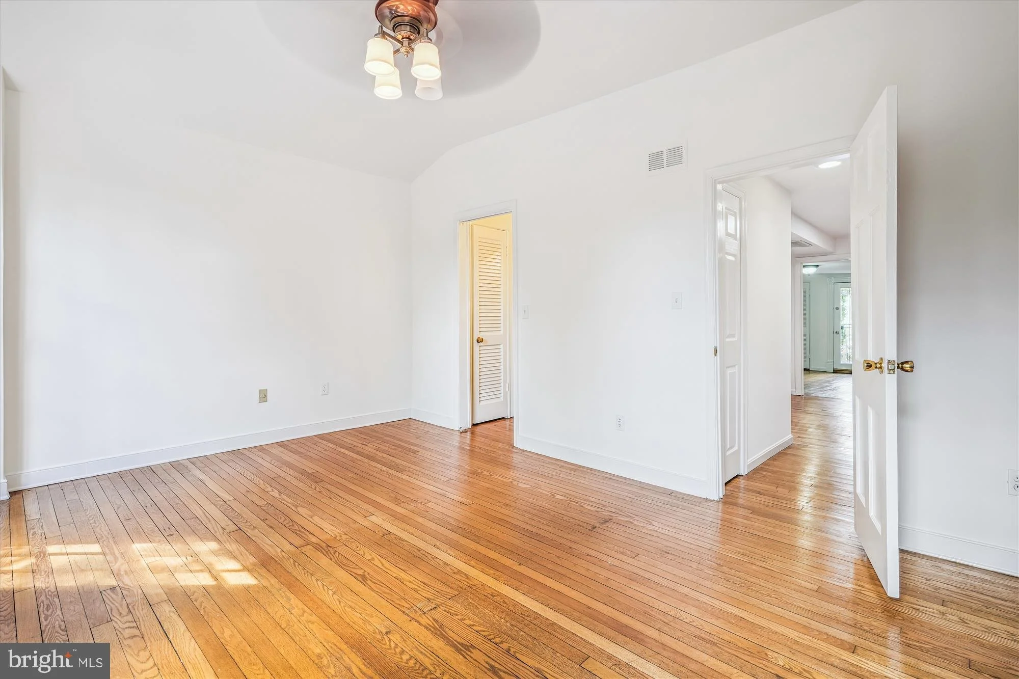 26-533-6th-st-se.jpg