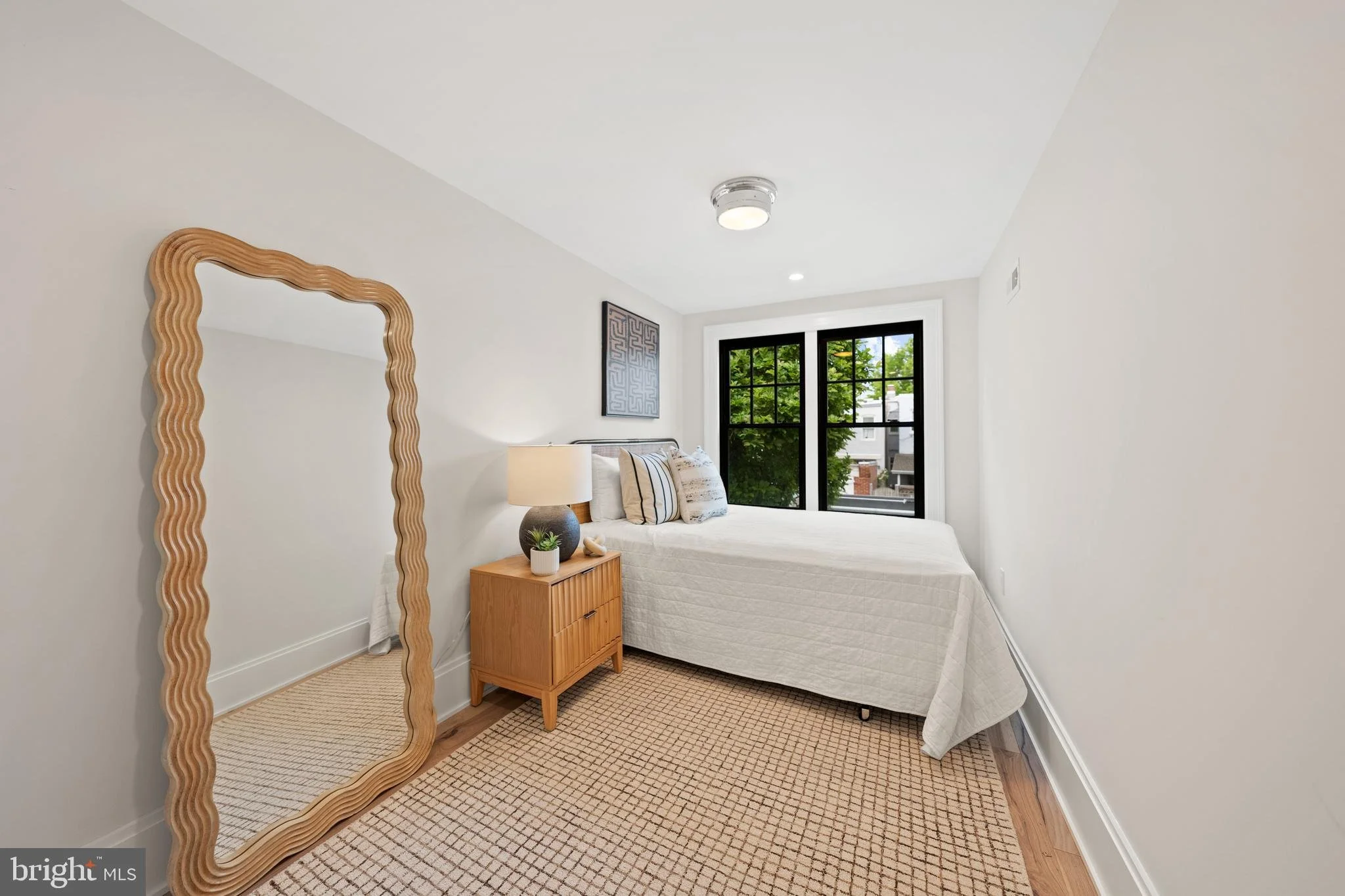 27-533-6th-st-se-renovated.jpg