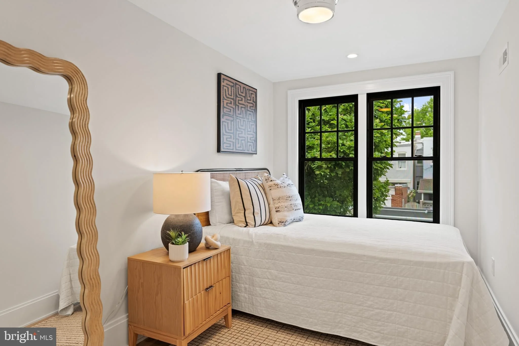28-533-6th-st-se-renovated.jpg