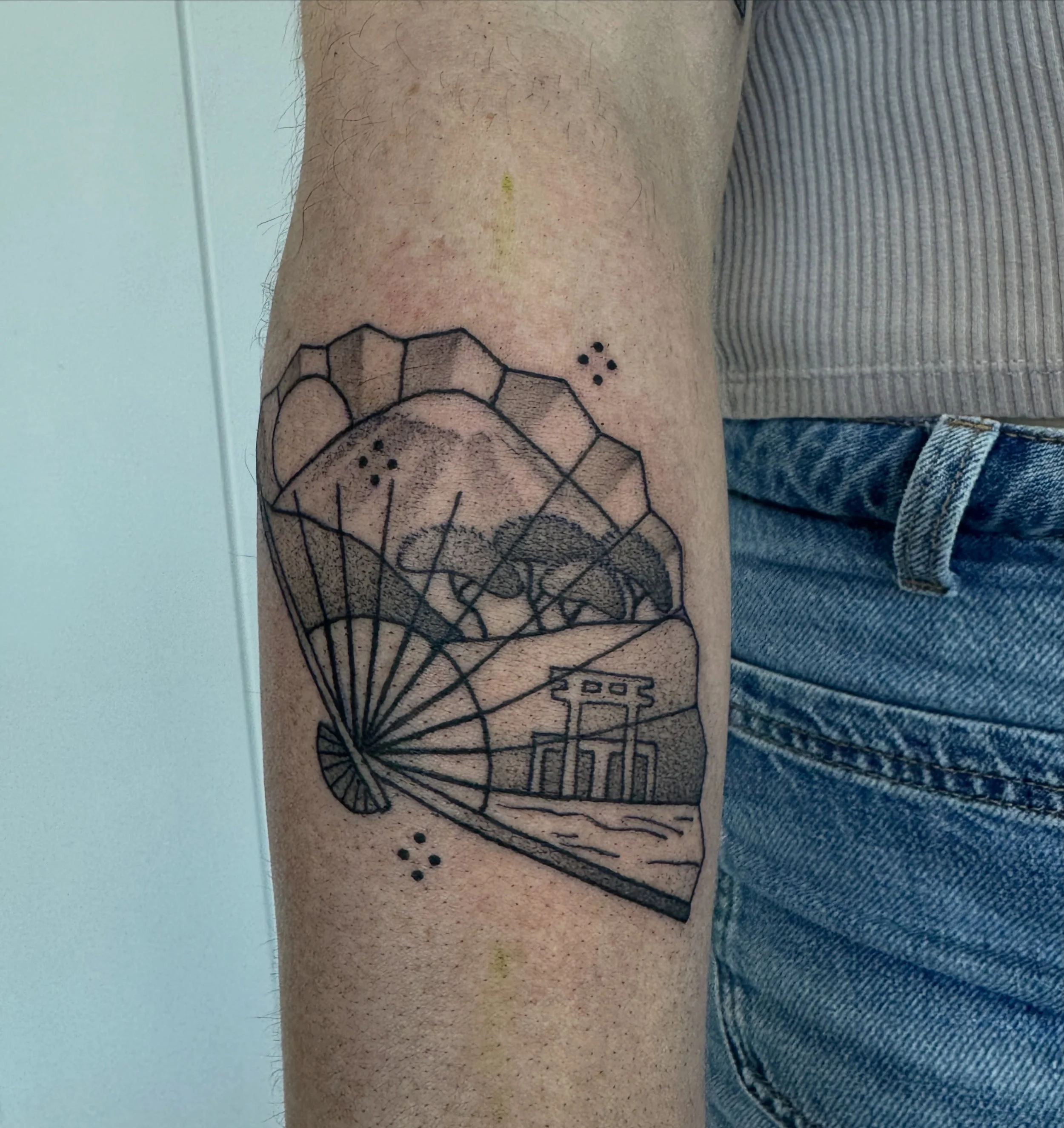 Little fan to commemorate a sweet honey moon at Lake Ash, Japan 🇯🇵 
Thank you Paris!! ❤️&zwj;🔥
&bull;
&bull;
&bull;
&bull;
&bull;
#fantattoo #illustrativetattoo