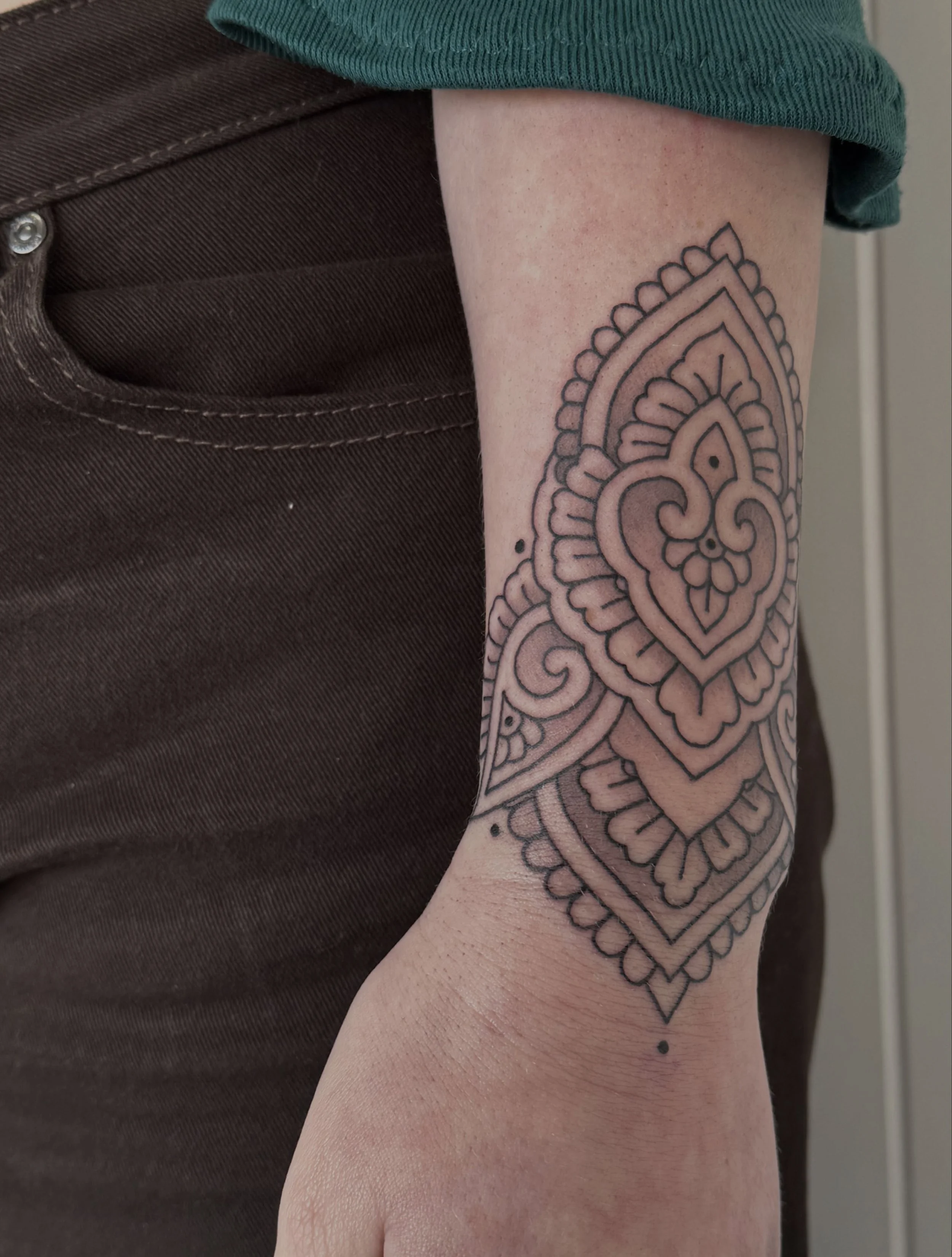 Sweet Lani&rsquo;s wrist cuff! 
I love drawing something that flows in relationship to the body in this style, forever. Thanks for your trust lovely one 💗💫
&bull;
&bull;
&bull;
&bull;
#ornamentaltattoo #wristtattoo #handtattoo