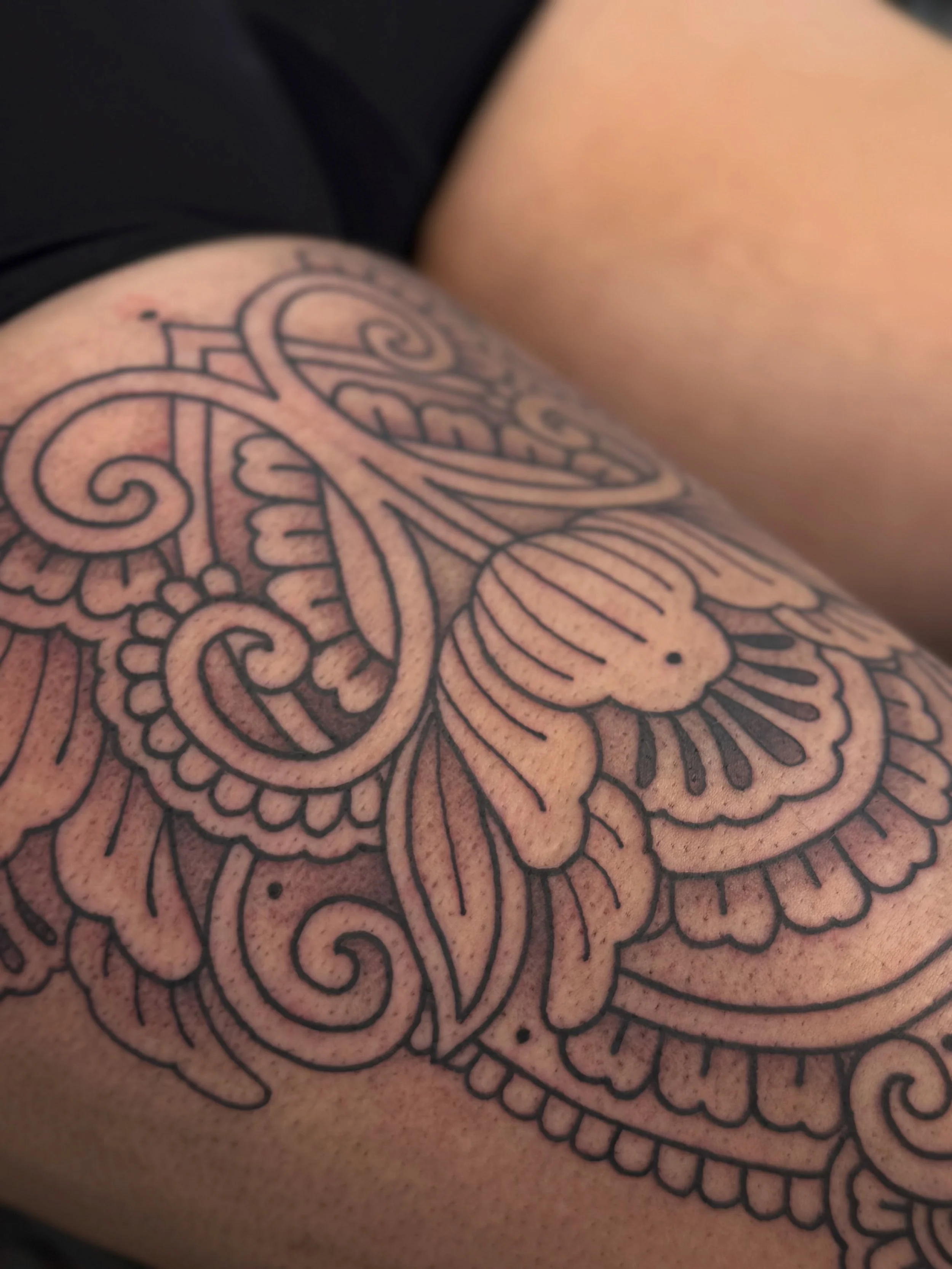 Close up of a leg in progress on beautiful Jasmine 💫
Can&rsquo;t wait to do more on this one!
Hit me up for large scale ornamental - it&rsquo;s fast, solid and timeless ❤️&zwj;🔥
&bull;
&bull;
&bull;
&bull;
&bull;
#ornamentaltattoo #blackworktattoo 