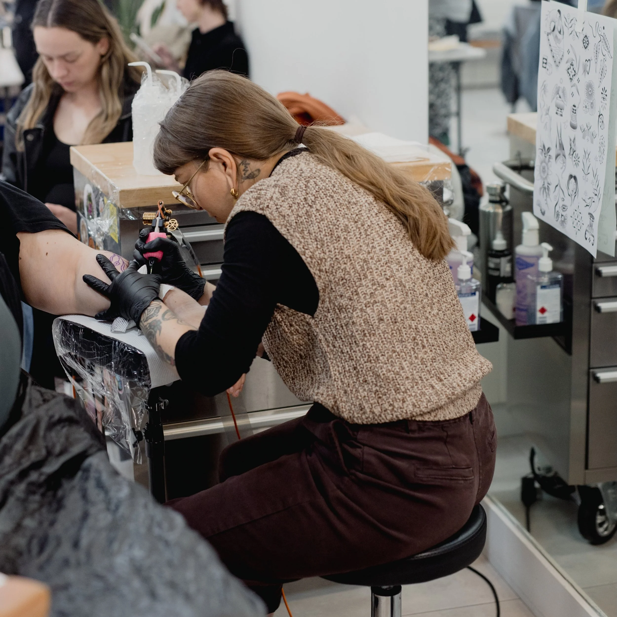Thank you to everyone who came out for @goodkarma.tattoo flash day on Saturday! 

Thank you Dea @littleblackbowphotography for the wonderful shots of the process 💗

Swipe to see the pieces I did on lovely people ⏩️

If you missed out, get in touch w
