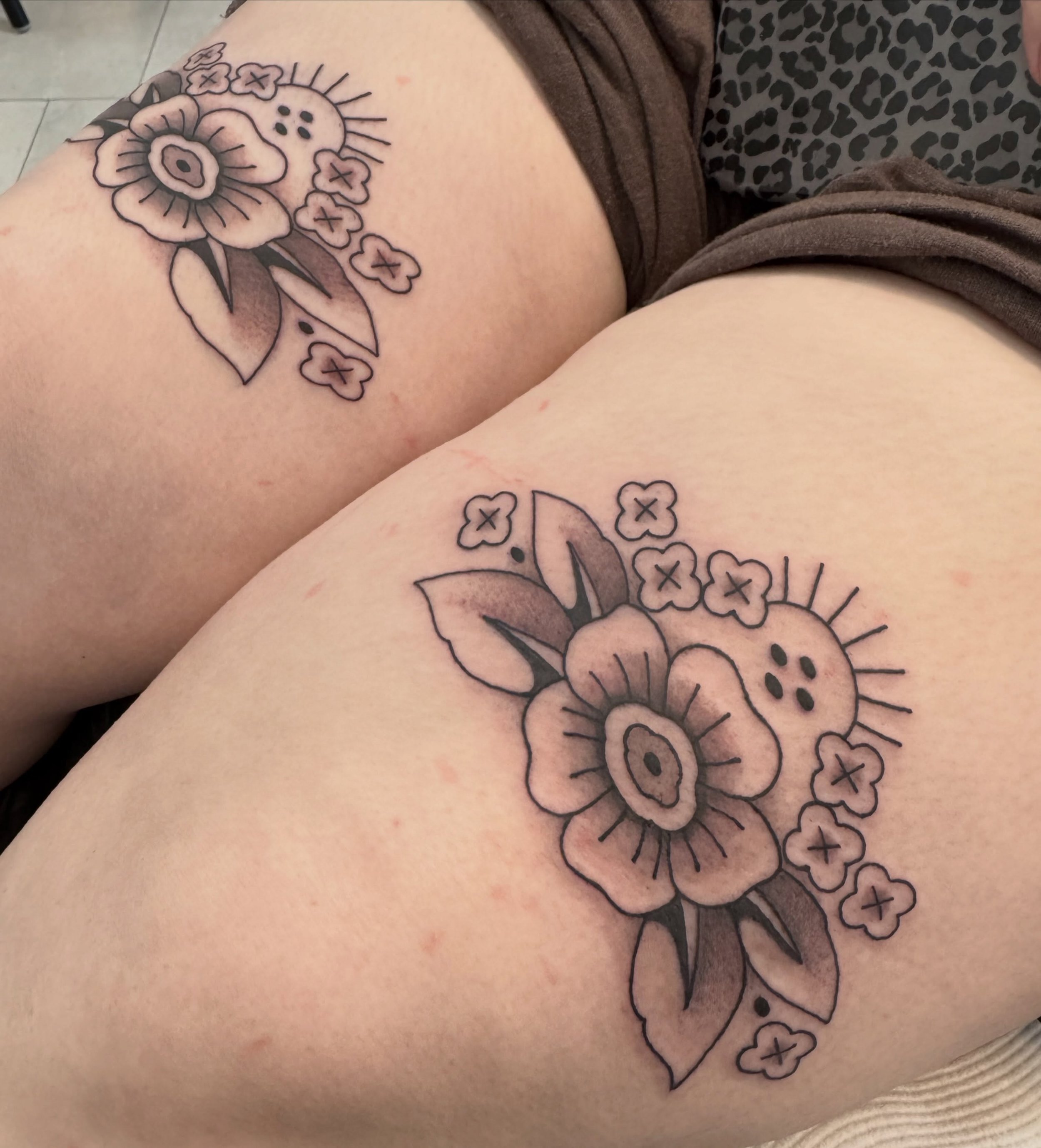 Above Jordan&rsquo;s knees! Thanks for your trust in giving me free reign to come up with some things for this placement darling 🌿🌷💫
&bull;
&bull;
&bull;
&bull;
&bull;
&bull;
#flowertattoo #abovekneestattoo #folktattoo #traditionaltattoo