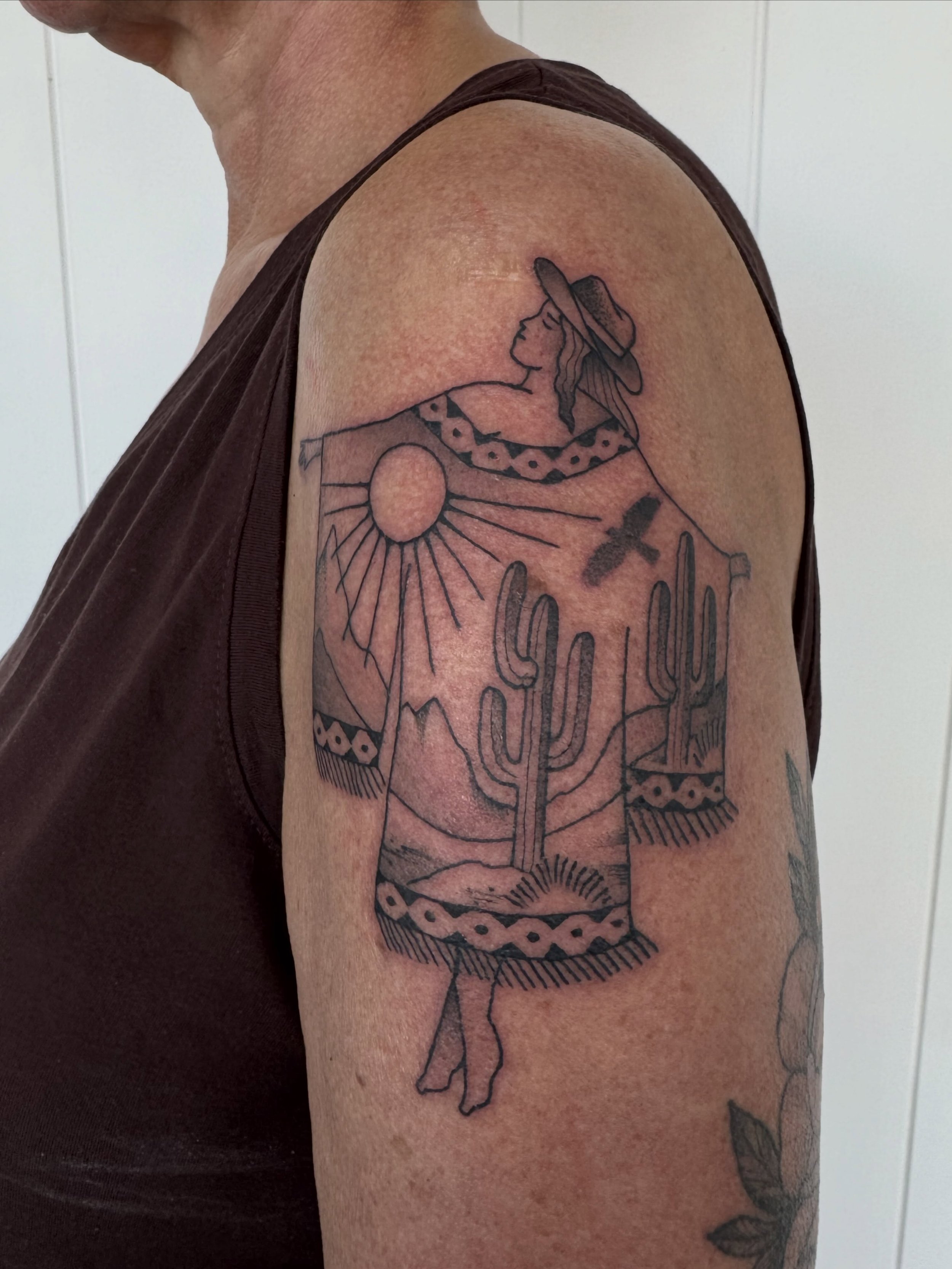 One of my flash pieces redrawn for this darling heart! Thank you Leeca 🌵 💗
&bull;
&bull;
&bull;
&bull;
&bull; 
#folktattoo #folktraditionaltattoo #deserttattoo