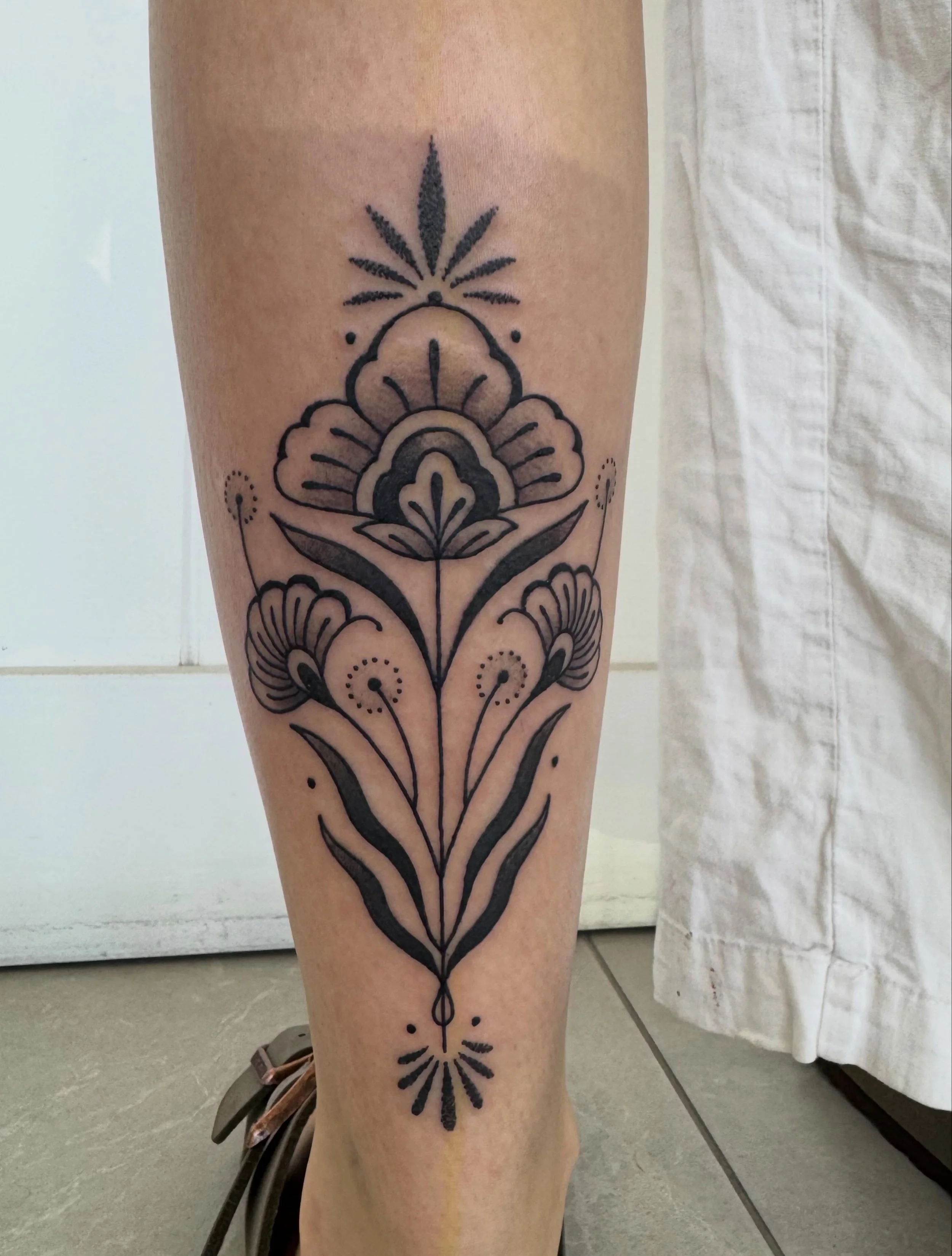 A couple of weeks ago for a sweetie! Thank you Lily Belle 🌿💞💫
&bull;
&bull;
&bull;
&bull;
&bull;
#ornamentaltattoo #calftattoo #folktattoo