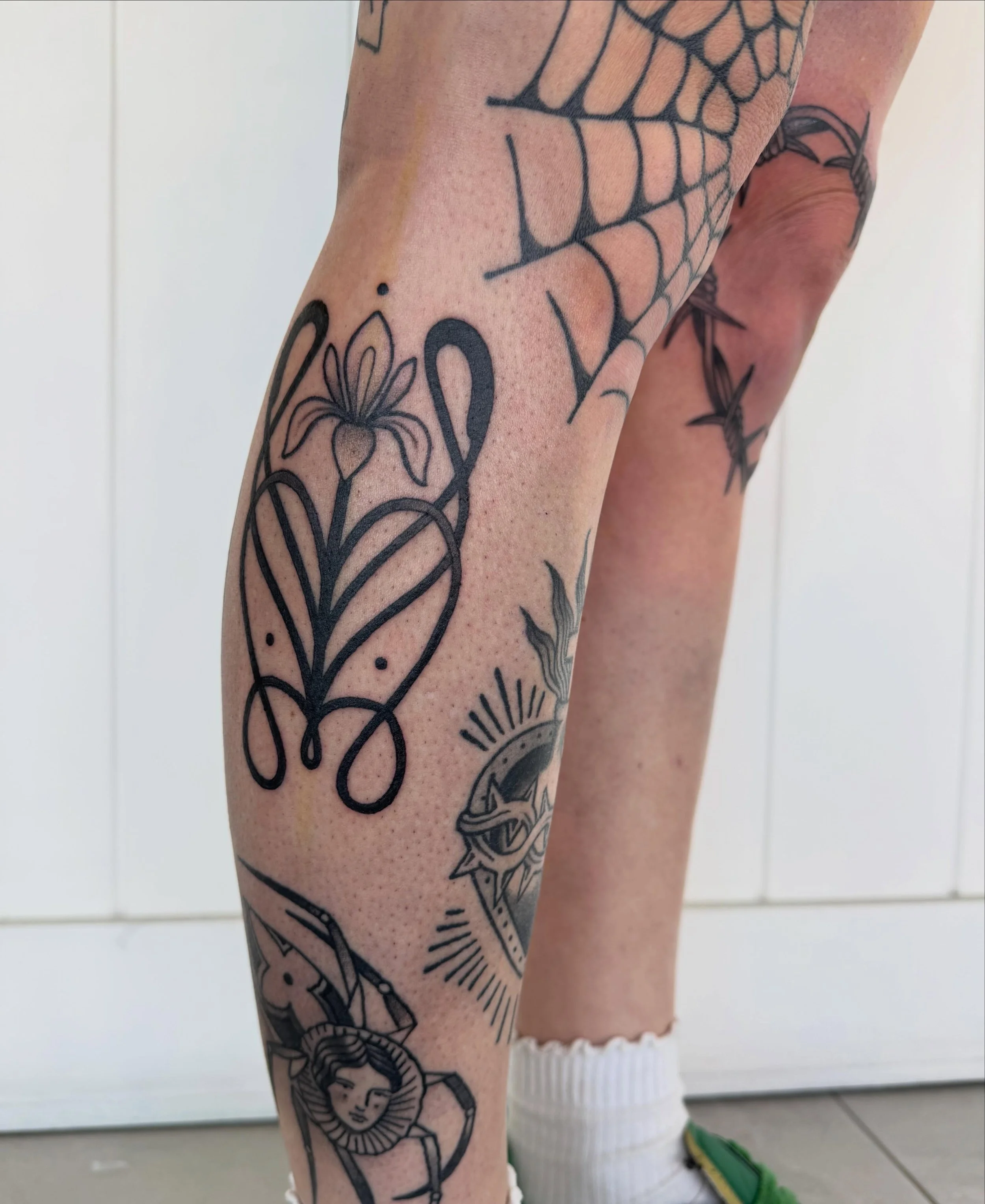 Nouveau ornament for this sweet heart 
(+ fresh barbed wire knee, healed spider lady, heart and web)
Jaimi you always bring the most lovely ideas, thank you 🥰❣️❤️&zwj;🔥
&bull;
&bull;
&bull;
&bull;
#ornamentaltattoo #blacktattoo