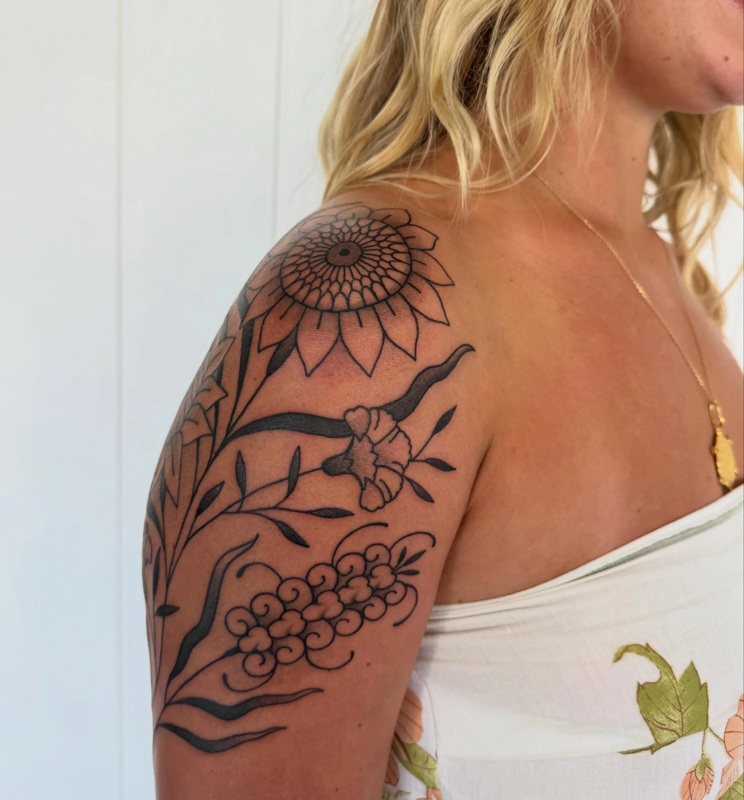 These natives for Lizzie were a dream to tattoo 💞
I love the quiet order of native flowers&hellip; the way petals and seed forms repeat with such precision. Drawing them in my style celebrates that natural geometry and is so fun! 
Thank you dearly l