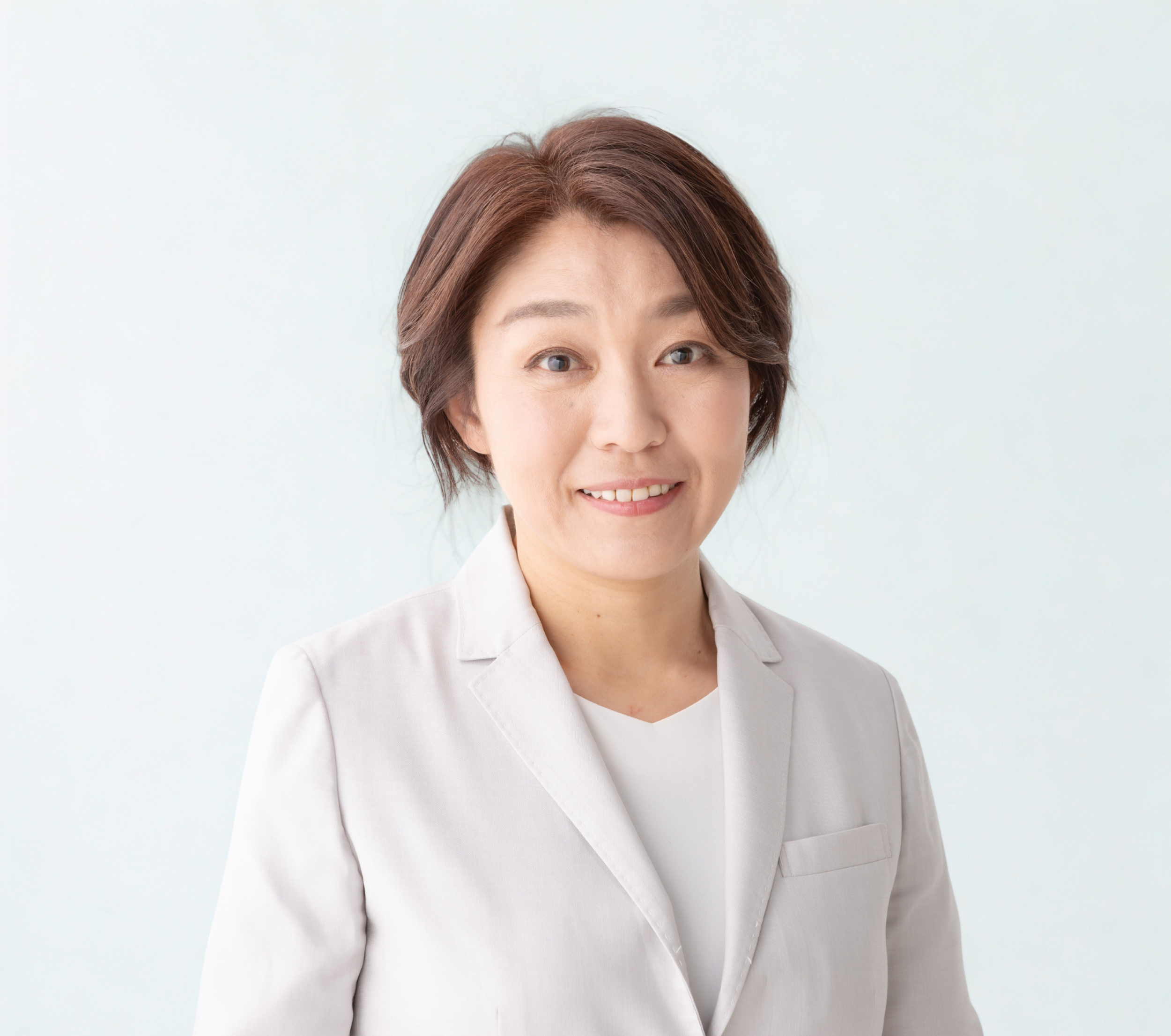 白衣を着た笑顔の女性のポートレート写真
