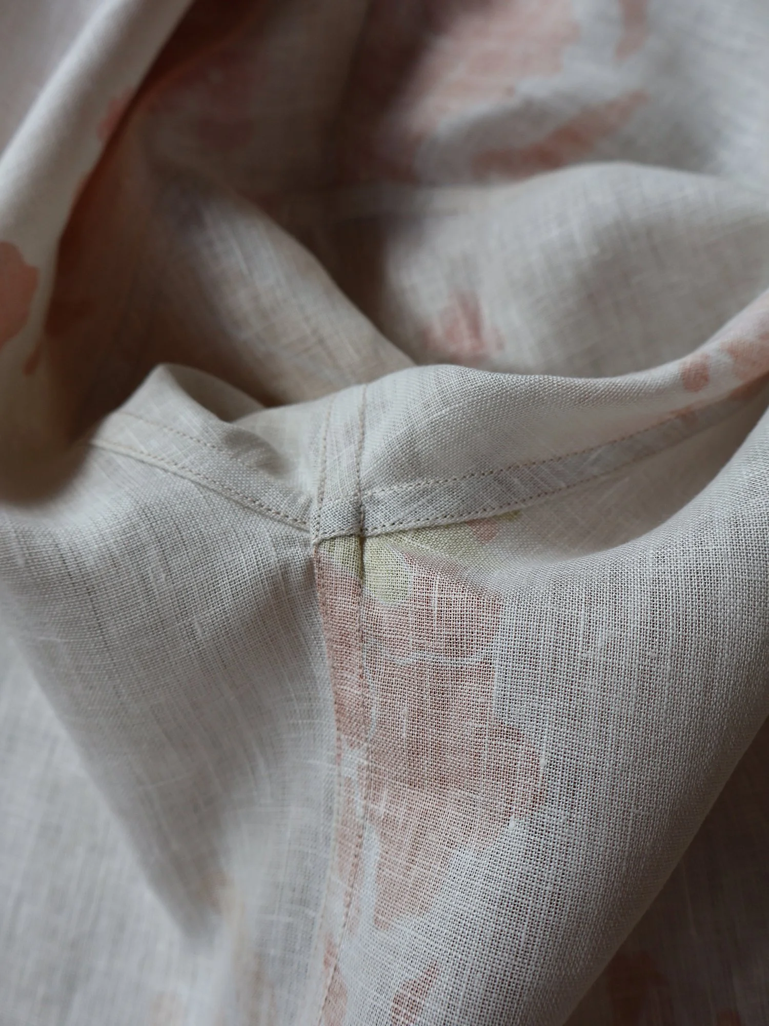 Linen shirt hand-painted print Ellen van Engelen flat felled seams
