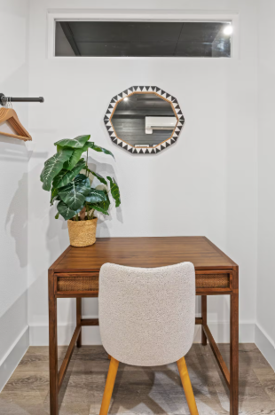 queen sitting desk.png