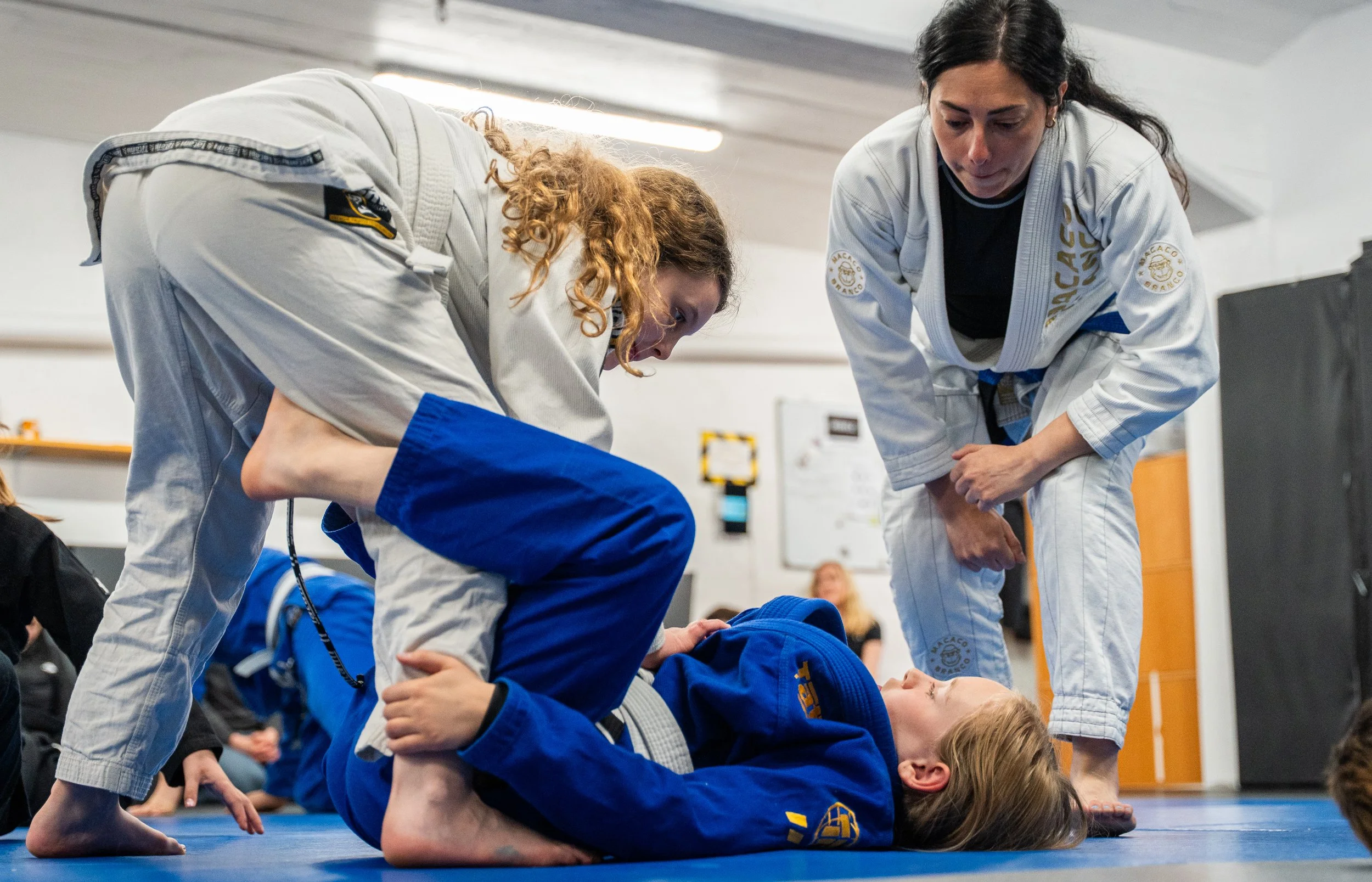 Barn tränar BJJ tillsammans på Hilti Fightcenter Uppsala