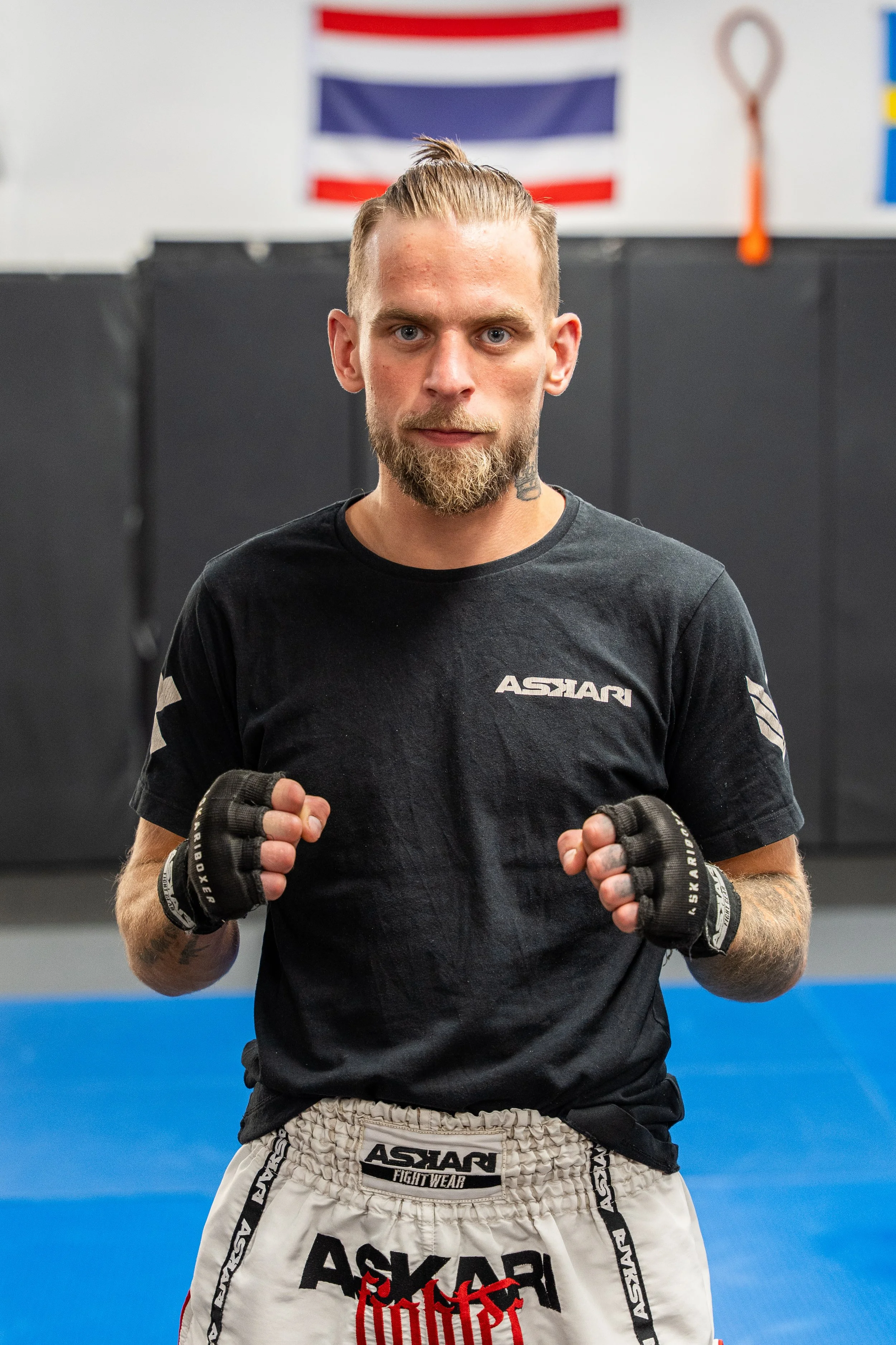 Porträtt av thaiboxningsinstruktör på Hilti Fightcenter Uppsala