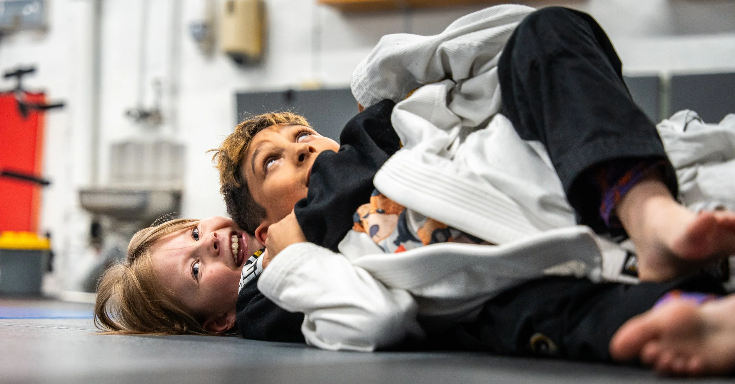 Barn har roligt tillsammans under BJJ-träning på Hilti Fightcenter Uppsala