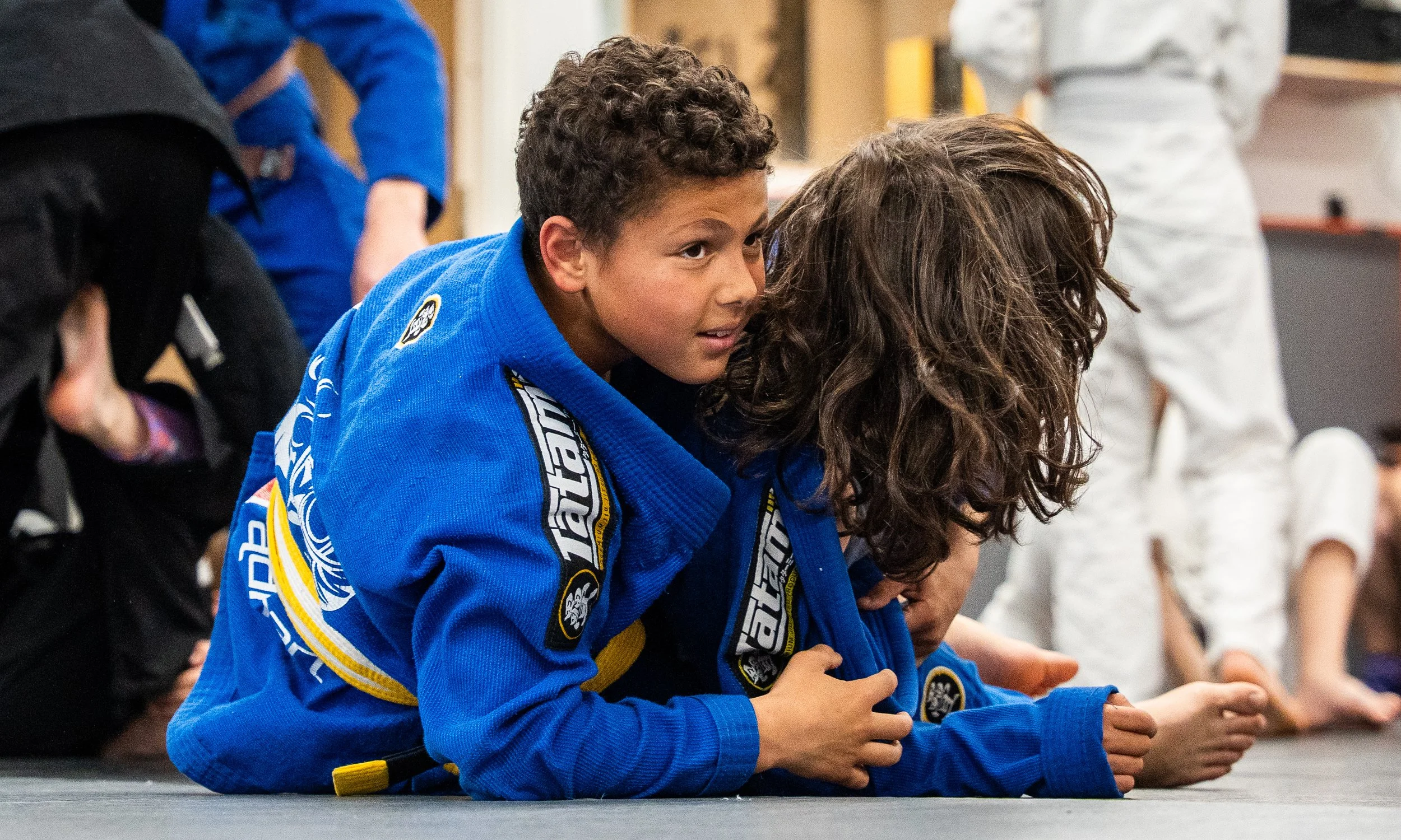 Barn tränar BJJ tillsammans på Hilti Fightcenter Uppsala