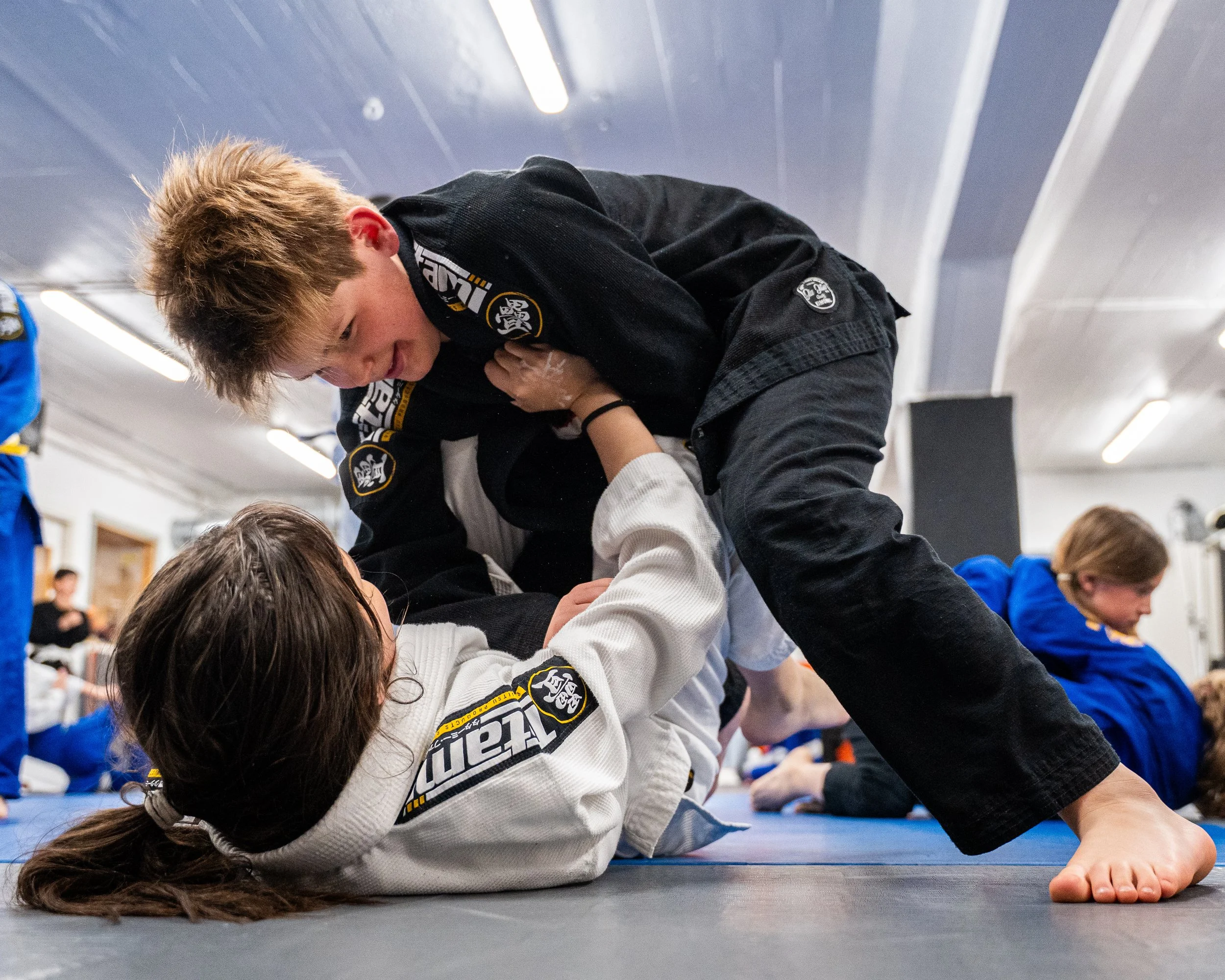 Barn tränar BJJ tillsammans på Hilti Fightcenter Uppsala